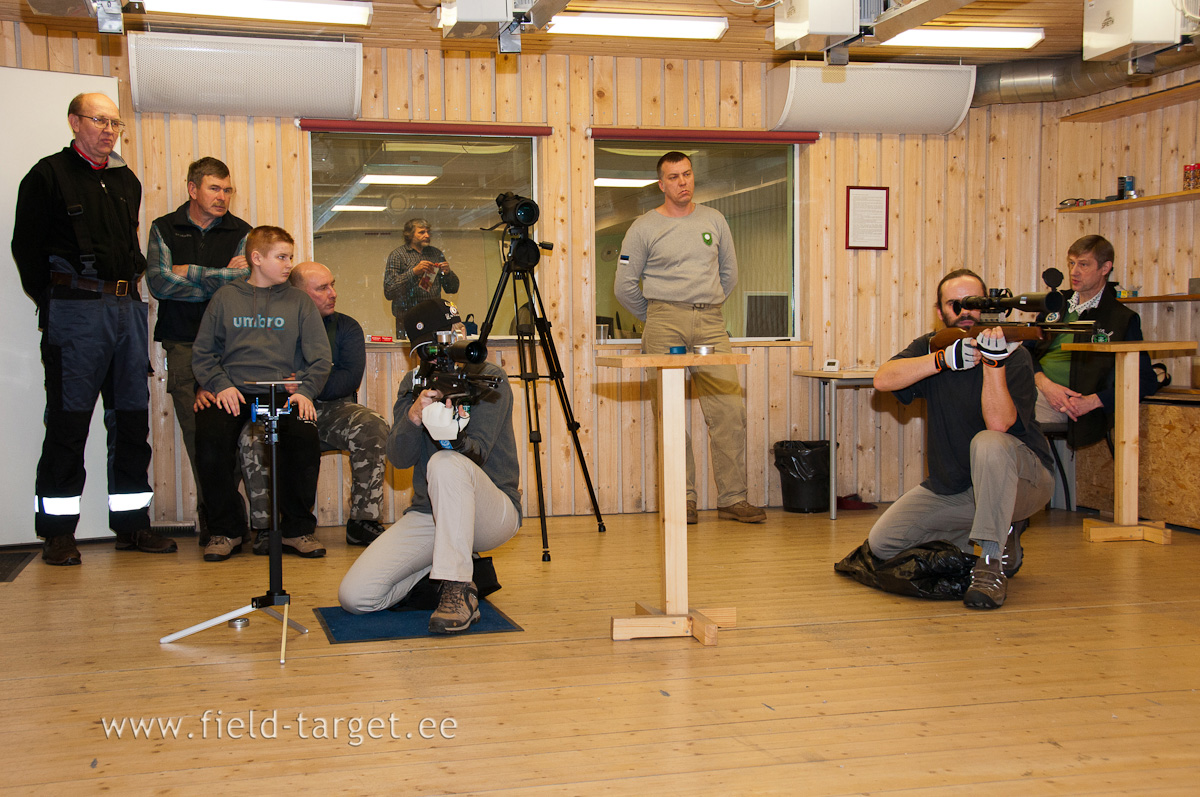 0090   Peakohtunik paneb Heli ja Elmeti koigepealt polvelt umber laskma, aega 5 min